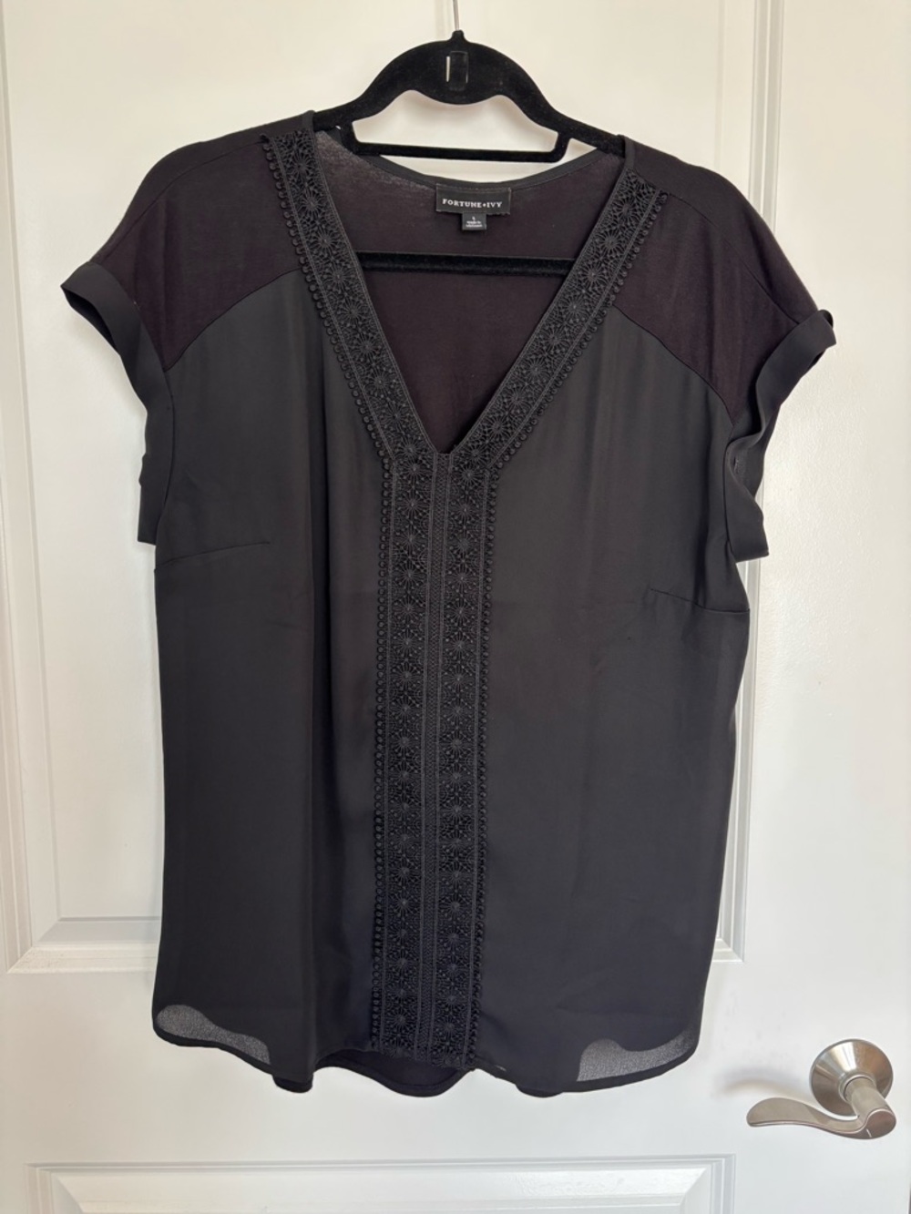 Fortune & Ivy Black V-Neck Embroidered Short Sleeve Blouse, size large